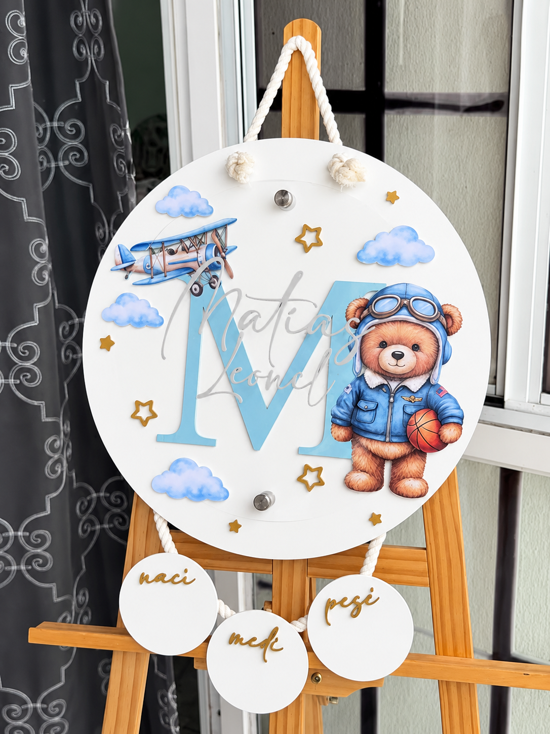 Letrero de maternidad Jotti con osito aviador y nombre personalizado